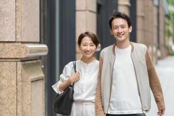 Canvas Print - 笑顔でカメラを見る日本人夫婦・カップル