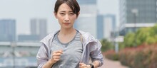 真剣な表情のスポーツウェアを着た日本人女性