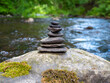Balancesteine an einem Fluss 