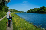 Fototapeta Kwiaty - Am Nord-Ostsee-Kanal entlang Rad fahren in Schleswig-Holstein