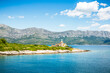 Panorama in Kroatien Insel Hvar. Ausblick auf Meer und Berge. Schönen Küste Landschaft Natur.Wonderful romantic summer afternoon landscape panorama coastline Adriatic sea. A narrow mountain.