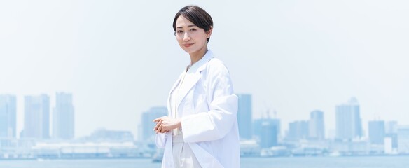 Poster - 白衣を着た日本人女性