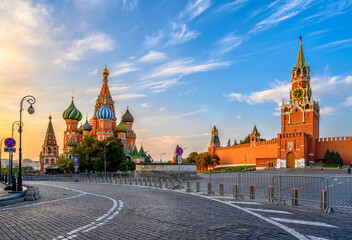 Fototapete - Saint Basil's Cathedral, Spasskaya Tower and Red Square in Moscow, Russia. Architecture and landmarks of Moscow.