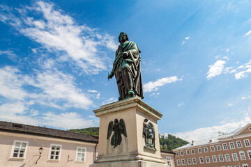 Fototapete - Statue off Mozart in Salzburg