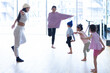 柔軟体操をするダンススタジオに通う子供たち
