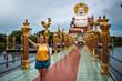 Mujer turista disfrutando de templo Wat Plai Laem, tomándose una selfie. Isla Koh Samui, en Tailandia