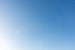 © Rogerio - Céu azul com dia limpo com nuvens esparsas.