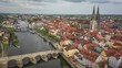 Filmmaterial der Stadt Regensburg in Bayern mit dem Fluss Donau dem Dom und der steinernen Brücke im Sommer, Deutschland