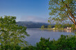 Morgenstimmung am See, Blick auf das Strandbad in Saalburg am Saale Stausee, Morgenlicht mit Nebel über dem Wasser, Bleilochtalsperre, Thüringen, Deutschland	