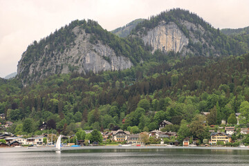 Wall Mural - Blick auf St. Gilgen am Wolfgangsee; Uferfront am Strandbad und Plomberg