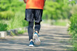© siro46 - 屋外でジョギングする男性の足元