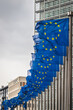 EU-Flaggen vor dem Gebäude der EU-Kommission, Brüssel, Belgien