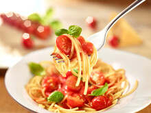 Spaghetti_auf_Gabel_Mit_Tomaten_und_Basilikum
