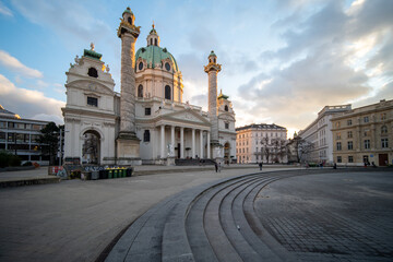 Karlskirche mit tollem Himmel