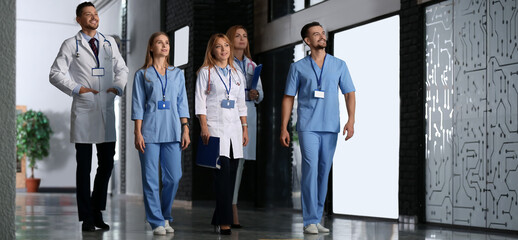 Canvas Print - Team of doctors in hall of clinic