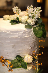 Wall Mural - Single tier white wedding cake on a mirror table