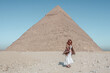 Woman wandering around the Pyramids of Giza in Caïro.
