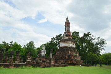 Wall Mural - Side of Phum Khao Bin Pagoda (the sukhothai pagoda unique)  and front is old viharn in Wat Maha That at the Historical Park in Sukhothai.