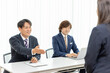 © buritora - 質問して意見を聞く面接官・ビジネスマン