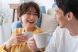 © ponta1414 - 部屋でくつろぎながら笑う仲良し若い日本人カップル・夫婦