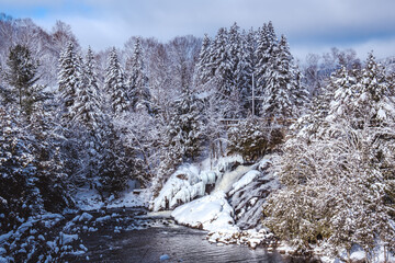 Wall Mural - View on Devil's river waterfall (Chute de la rivière au Diable) under the snow during winter, located near Mont Tremblant in Quebec (Canada)