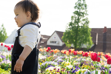 花畑をバックに笑うハーフの男の子