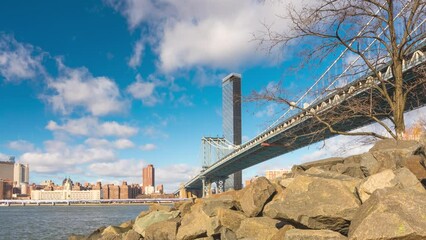 Fototapete - Timelapse of Manhattan bridge and Manhattan at sunny day, New York City. Zoom in effect.