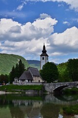 Wall Mural - Kapelle am Bohinj See, Slowenien, vertikal