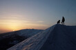 Człowiek i pies - wschód słońca na Szrenicy - widok na Śnieżne Kotły