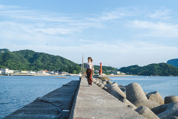 Wall Mural - 海を散策する女性