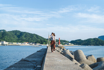 Wall Mural - 海を散策する女性