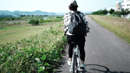 Wall Mural - 自転車に乗る女性