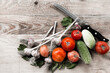 zdrowe warzywa i nóż na desce