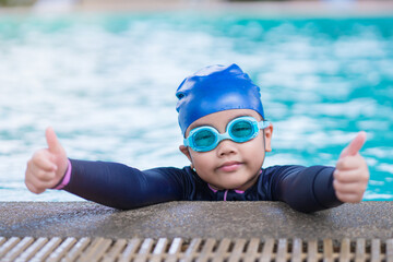 happy children Smiling cute little girl in sunglasses in swimming pool