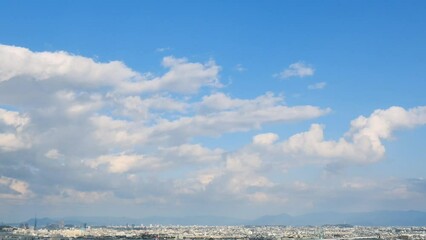 Fotobehang - 青空と福岡市の風景のタイムラプス