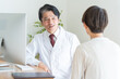 © ponta1414 - 女性を診察・カウンセリングする50代男性医師