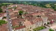 Flug über die historische Altstadt Monpazier, schönstes Dorf Frankreichs, zentraler Marktplatz und Kirche, Département Dordogne, Nouvelle Aquitaine, Périgord, Frankreich