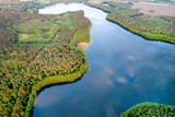 Fototapeta Fototapety na ścianę - Widok z góry jezioro Wierzchowo w Polsce. Zielony las otaczający jezioro i czysta niebieska woda Krajobraz wiejski w Polsce.