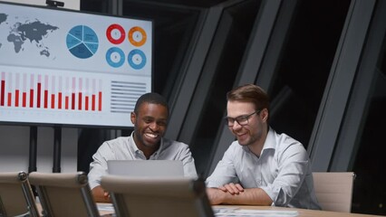 Poster - Smiling business people working with computer technology