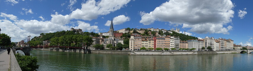 Wall Mural - Les quais de Saône à Lyon avec vue sur le quartier du Vieux Lyon au pied de la colline de Fourvière