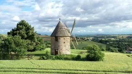 Canvas Print - moulin à vent et champ de blé surplombant la campagne française	