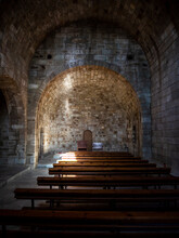Imagen Del Interior De Una Iglesia Con Los Bancos De Madera Y Un Rayo De Luz En Medio
