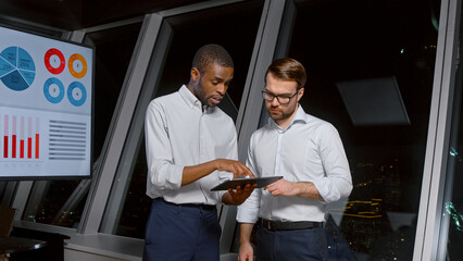 Poster - Businessmen using digital tablet together