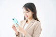 © siro46 - 白背景でスマホを使う笑顔のビジネスウーマン