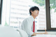 © One - 予備校で授業を受ける男子高校生