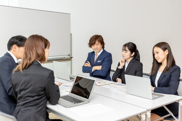 Poster - 会議室にいるスーツ姿の男女（商談・考える）
