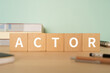 © ELUTAS - 俳優のイメージ｜「ACTOR」と書かれたブロックが置かれたデスク