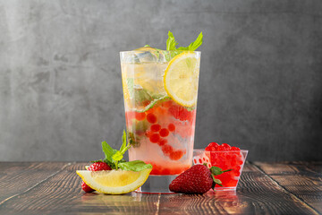 Wall Mural - Refreshing bubble tea mojito with strawberry and boba