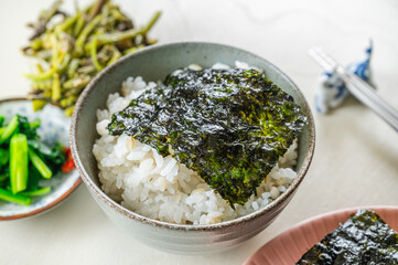 Wall Mural - 韓国海苔で食べるもち麦ご飯