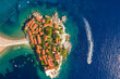 Sveti Stefan, eine kleine Adria-Insel in der Nähe von Budva in Montenegro. Aussicht von oben